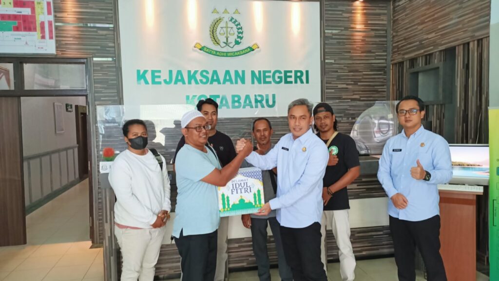 Jelang Lebaran, Kejari Kotabaru Berbagi Bingkisan Kepada Wartawan