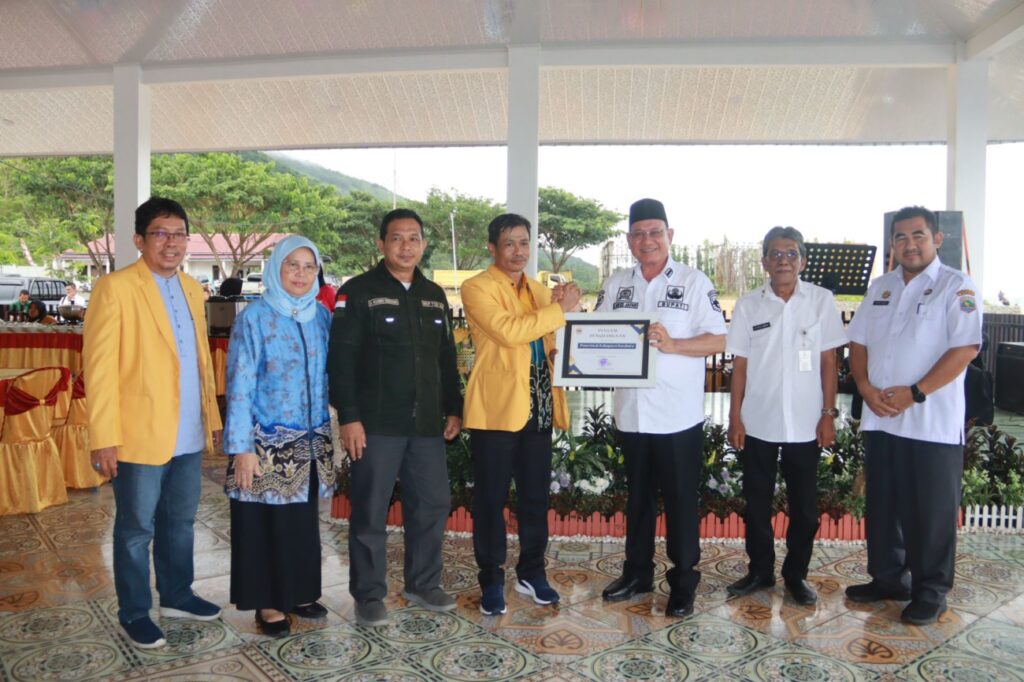 Aktif Kerjasama Litbangda, Bupati Kotabaru Terima penghargaan Dari Unlam Banjarmasin