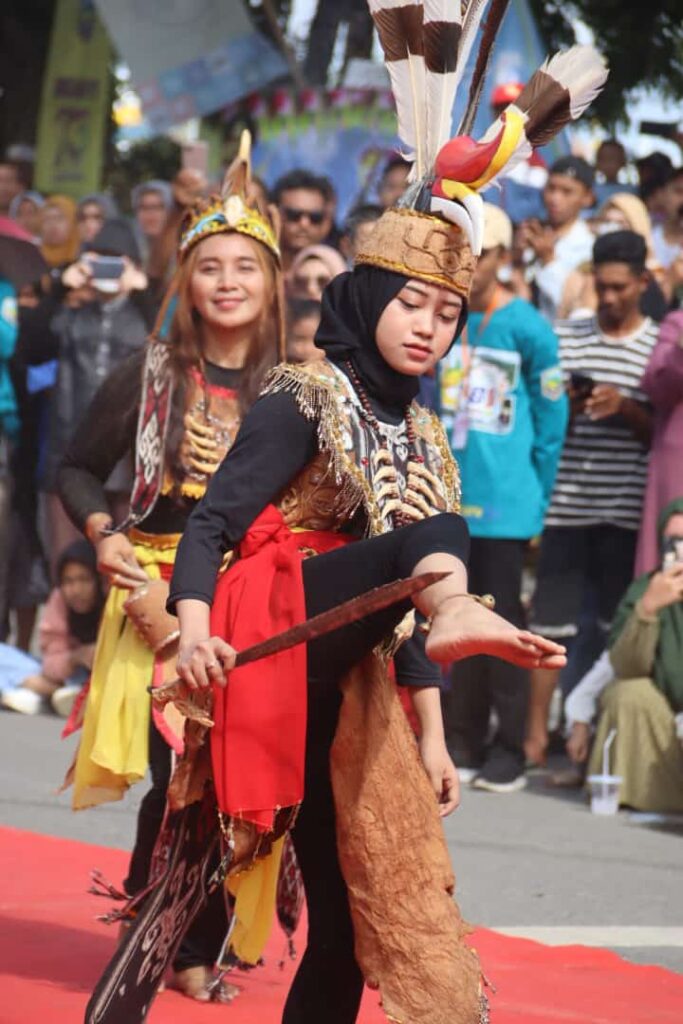 Peserta Pawai FBS 2023 Tampil Memukau, Sedot Animo Masyarakat