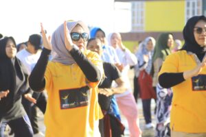 Senam Sehat di Siringlaut, Hj. Fatma Idiana Ajak Wanita Kotabaru Hidup Sehat dan Kuat.