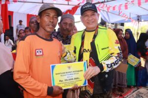 Naik Jetski, Bupati Kotabaru Bagikan Bantuan di Pulau Sebuku dan Pulaulaut Utara