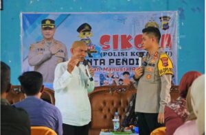 Bikin Haru, Guru SD Diganjar Hadiah Umroh Kapolres Kotabaru Jelang Pensiun