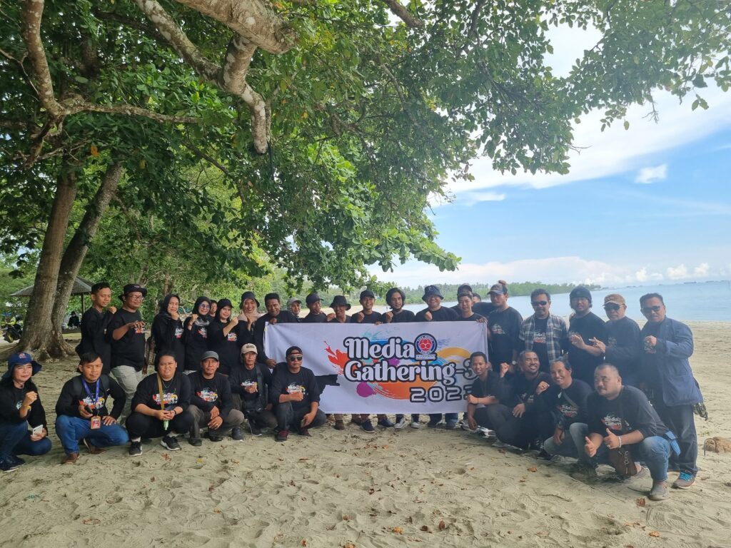 Media Gathering ke 3, Indocement Ajak Insan Pers Kotabaru ke Pantai