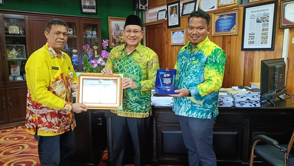 Perhatian Terhadap Nakes di Daerah Terpencil, Bupati Kotabaru Diganjar Penghargaan