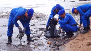 Satpolairud Polres Kotabaru Bersama Pelajar & Mahasiswa Perang Lawan Sampah di Pantai Teluk Gosong