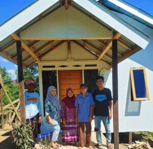 Kisah Pasutri Kotabaru Bertahun-tahun di Gudang Kumuh, Sumringah Dibangunkan Rumah Baru