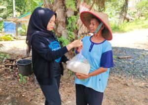 Peduli Sesama, Srikandi Cantik Komunitas Waroeng Baharat Dor to Dor Bagikan Paket Bantuan