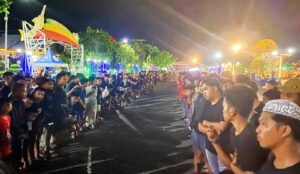 Jelang Santap Sahur Warga Saijaan Tumpah Ruah Nonton Balapan Lari di Siring Laut