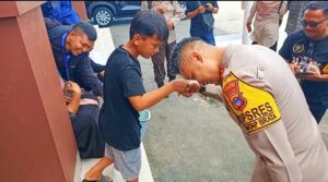 Bikin Haru, Kapolres Kotabaru Cium Tangan Bocah Penjual Kue di Bawah Tiang Bendera