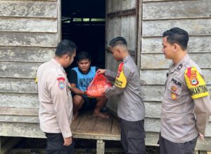 Mengintip Cara Polisi di Sungai Durian Kotabaru Maknai Bulan Penuh Berkah