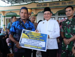 Hari Libur Bupati Kotabaru Tetap Bagikan Bantuan ke Masyarakat