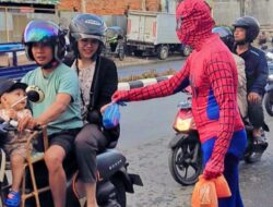 TOP! Spiderman Kotabaru Turun ke Jalan Bagikan Ratusan Takjil Buka Puasa