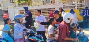 Kompak! Calon Guru Penggerak Kotabaru Turun ke Jalan Bagikan Ratusan Takjil Buka Puasa