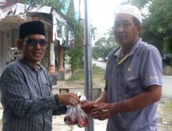 Maknai Idul Adha, Legislator Kotabaru Ini Potong dan Bagikan Daging Kurban