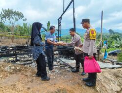 Peduli, Polisi Kotabaru Turun Tangan Bantu Korban Kebakaran
