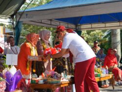 Antusias Saksikan Karnaval, Ketua PKK Hj Fatma Terima Buket Kehormatan Dari Diskominfo