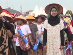 Gunakan Kostum Unik Ratusan Pelajar di Kotabaru Unjuk Kebolehan Drumband