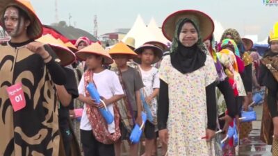 Gunakan Kostum Unik Ratusan Pelajar di Kotabaru Unjuk Kebolehan Drumband