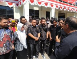 Pimpinan Sementara dan Anggota DPRD Kotabaru Kompak Temui Pendemo