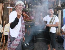 Suguhkan Tema Ikan Asap, Disparpora Kotabaru Boyong Juara Stand HUT Kalsel