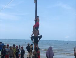Serunya Panjat Pinang Anak-anak di Pantai Gedambaan Kotabaru