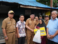 Bupati Kotabaru Serahkan Bantuan Sekaligus Tinjau Pasca Kebarakan Pasar Kemakmuran