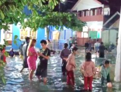 Warga Pesisir Kotabaru Dikepung Banjir Rob
