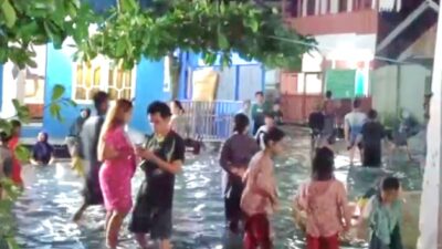 Warga Pesisir Kotabaru Dikepung Banjir Rob