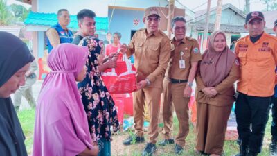 Baru Dilantik, Wakil Bupati Langsung Salurkan Bantuan untuk Korban Kebakaran di Kotabaru