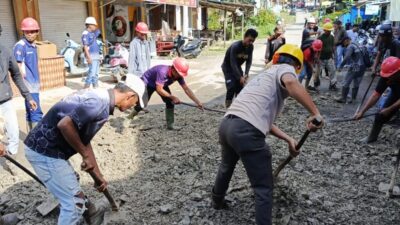 Peduli! PT MSAM Kerahkan Karyawan Perbaiki Jalan Rusak di Lontar Kotabaru