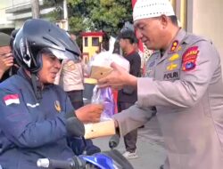 Usai Bukber Para Tahanan, Kapolres Kotabaru Turun ke Jalan Bagikan Pekat Takjil