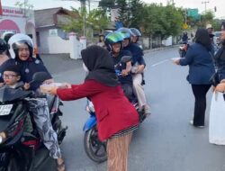 Jajaran Sat Intelkam Polres Kotabaru Gandeng Mahasiswa Bagikan Paket Takjil Buka Puasa