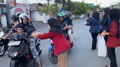 Jajaran Sat Intelkam Polres Kotabaru Gandeng Mahasiswa Bagikan Paket Takjil Buka Puasa