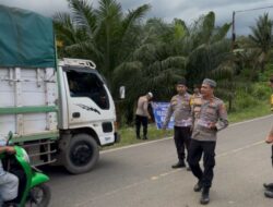 Tak Hanya di Pusat Kota, Polisi di Sungai Durian Turut Berbagi Paket Takjil Buka Puasa