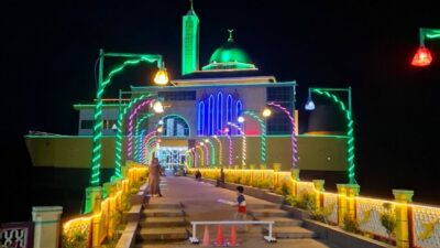 Wisatawan Asal Tanah Laut Kagumi Pesona Masjid Kapal Pesiar di Kotabaru