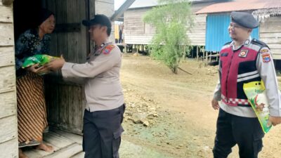 Peduli Wonk Cilik, Polisi di Kelumpang Barat Turun Tangan Bagikan Bantuan