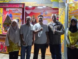 Janji Rahmad Usai Lirik Produk UMKM di Stand Pameran Pamukan Barat
