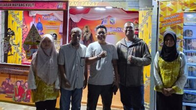 Janji Rahmad Usai Lirik Produk UMKM di Stand Pameran Pamukan Barat