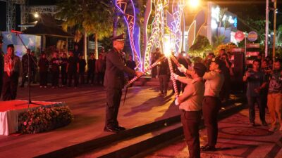 Pemkab Kotabaru Gelar Apel dan Pawai Taptu, Peserta Bawa Obor Keliling Kota