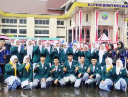 Melawan Hujan Lebat, MAN Kotabaru tetap Semangat Ikut Upacara HUT RI