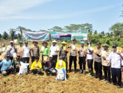 Dukung Ketahanan Pangan Nasional, Polsek Pulau Laut Tengah & Petani Tanam Jagung Serentak di Desa Semisir