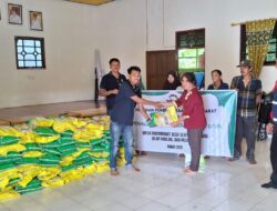 PT SDE Bagikan Bantuan Belasan Ton Beras untuk Warga Sekitar Tambang di Kotabaru