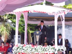 Sukses Jalankan Tugas Dalam Apel, Bupati Andi Rudi Latif Rangkul Komandan Upacara