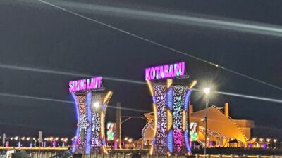 Pesona Wisata Tugu Siring Laut Kotabaru di Malam Hari