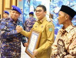 Kontribusi Keamanan Laut, Bupati Tanah Bumbu Terima Penghargaan atas di Polda Kalsel