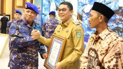 Kontribusi Keamanan Laut, Bupati Tanah Bumbu Terima Penghargaan atas di Polda Kalsel