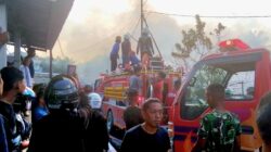Sigap! Personel Yonif TP 884/ Saijaan Diterjunkan & Turut Berjibaku Padamkan Kebakaran