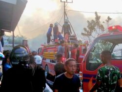 Sigap! Personel Yonif TP 884/ Saijaan Diterjunkan & Turut Berjibaku Padamkan Kebakaran