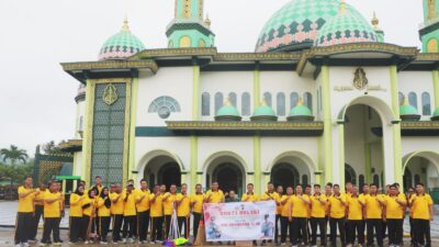 Maknai Hari Bhayangkara ke-80, Polres Kotabaru Gelar Bakti Religi hingga Salurkan Bantuan Kebersihan