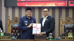 Tatap Tahun 2027, Bupati Andi Rudi Latif Serahkan Rancangan KUA-PPAS ke DPRD Tanah Bumbu